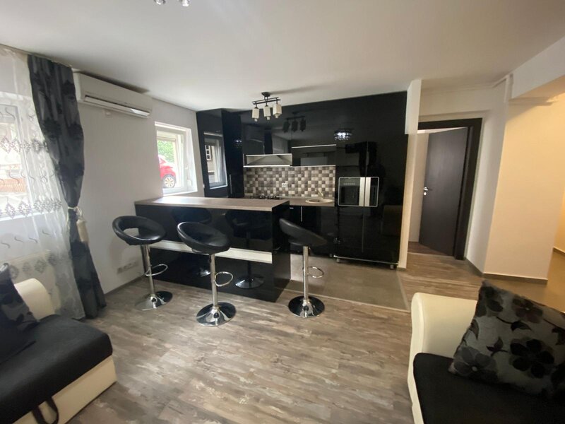 Trapezului, metrou 1 Decembrie, 2 camere, centrala, loc parcare inclus